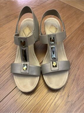 Taupe Jewel T-Strap Sandals - Comfort Footbed Size 10M